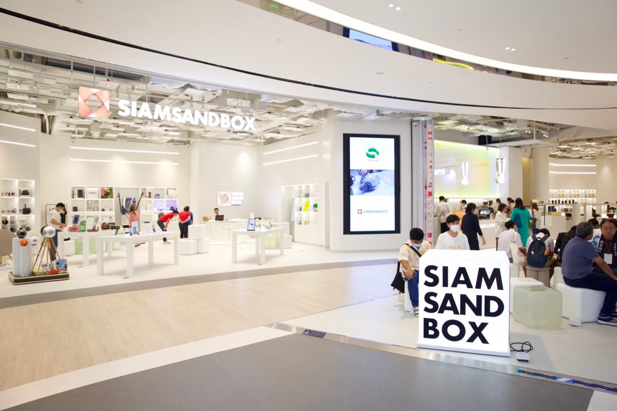 SCBX free public workspace on the 4th floor of Siam Paragon Bangkok with adjustable desks and monitors